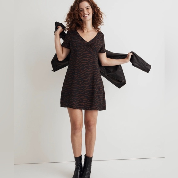 Madewell Dresses & Skirts - Madewell Abstract Animal Print V-Neck Mini Dress Size 6 | Short Sleeve Textured